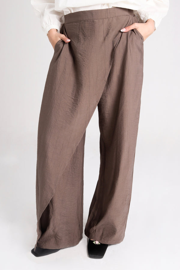 Shifted Midline Crinkled Pants in Brown
