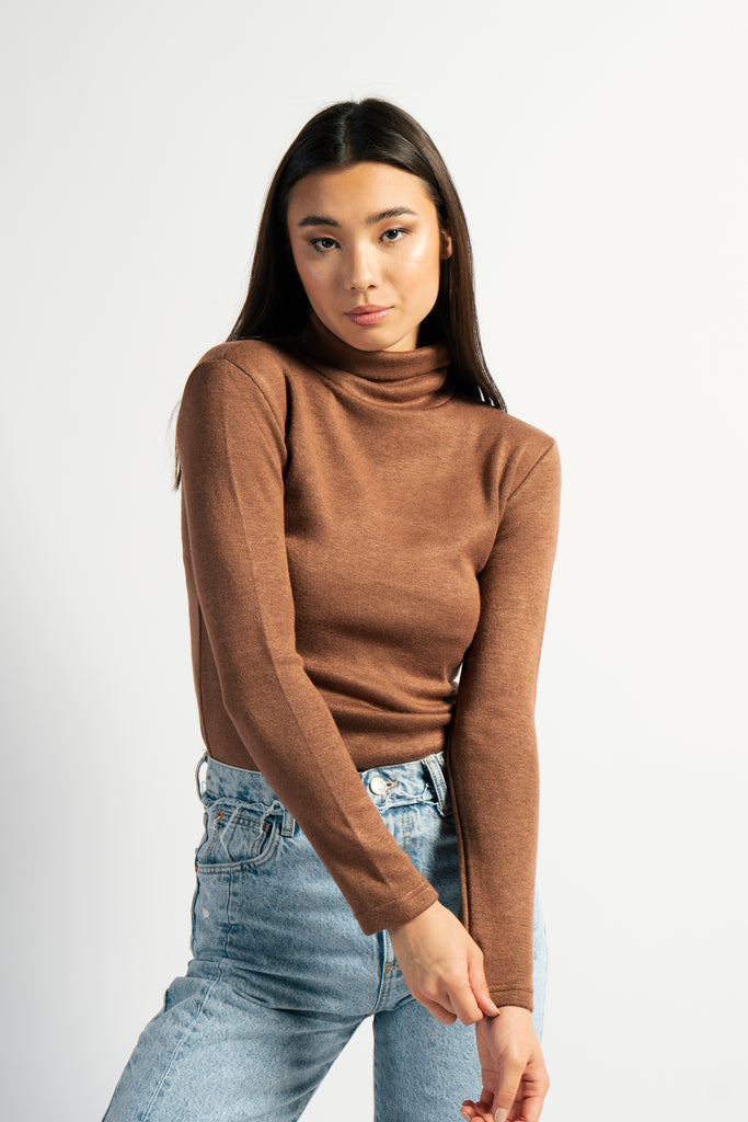 Classic Turtleneck in Brown